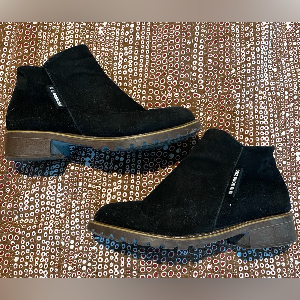 Iu Iu gong zhg black suede style booties.  Zipper on side size 39 EUC